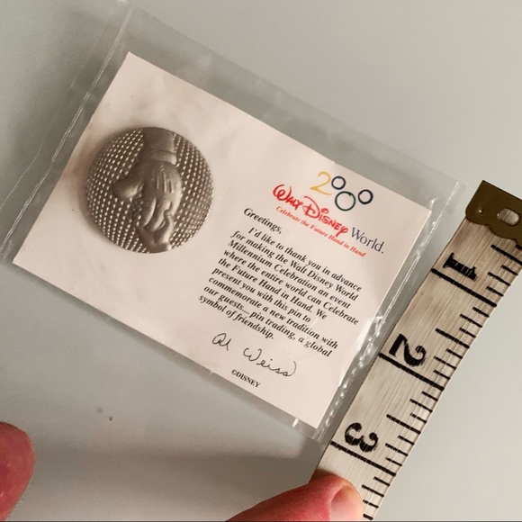 Celebrate The Future Hand In Hand - Walt Disney World Millennium Friendship Pin - Picture 6 of 8